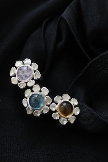 Anillo de diamantes con aguamarina, cuarzo rosa y cuarzo citrino en plata. Diseñado por Sandra Bellew.