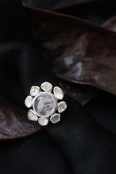 Anillo de diamantes con cuarzo rosa en plata. Diseñado por Sandra Bellew.