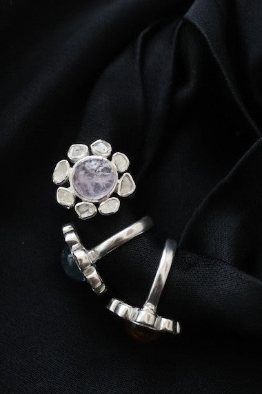 Anillo de diamantes con cuarzo rosa en plata. Diseñado por Sandra Bellew.