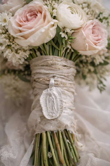Medalla rústica de la Virgen Guadalupana para ramo de novia en plata. Hecha artesanalmente en España por Sandra Bellew.