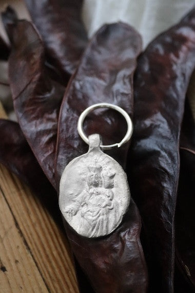 Llavero rústico de la Virgen del Rosario en plata. Hecho artesanalmente en España por Sandra Bellew
