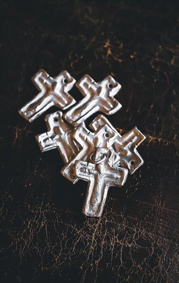 Cruz rústica en plata. Hecha artesanalmente en España por Sandra Bellew.