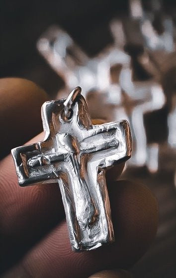 Cruz rústica en plata. Hecha artesanalmente en España por Sandra Bellew.