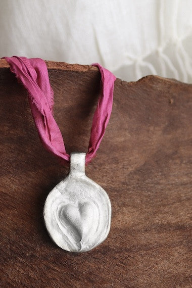 Colgante rústico de un corazón en plata. Hecho artesanalmente en España por Sandra Bellew.