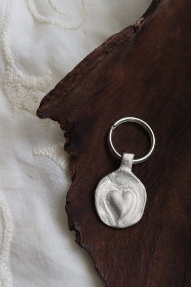 Llavero rústico con imagen de un corazón en plata. Hecho artesanalmente en España por Sandra Bellew.