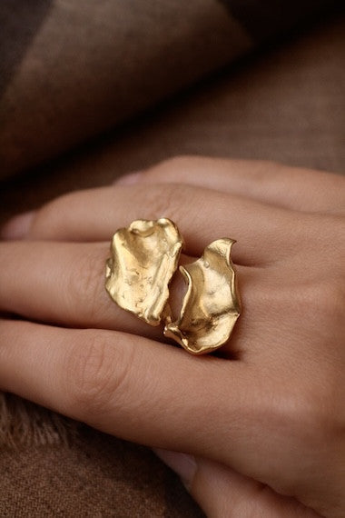 Anillo rústico en plata chapada en oro inspirado en Pino Montesdeoca. Hecho en España por Sandra Bellew.