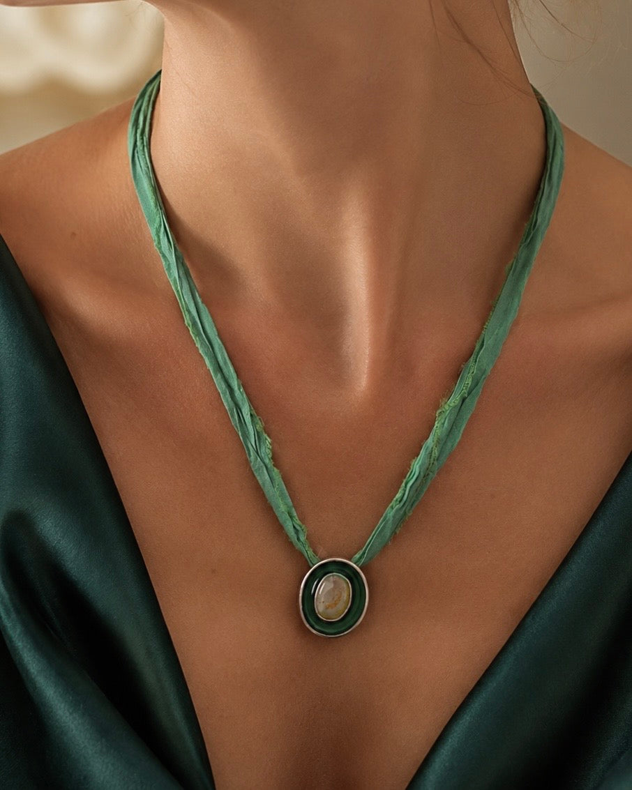 Colgante Verdelita clara con esmalte verde oscuro- Pieza única