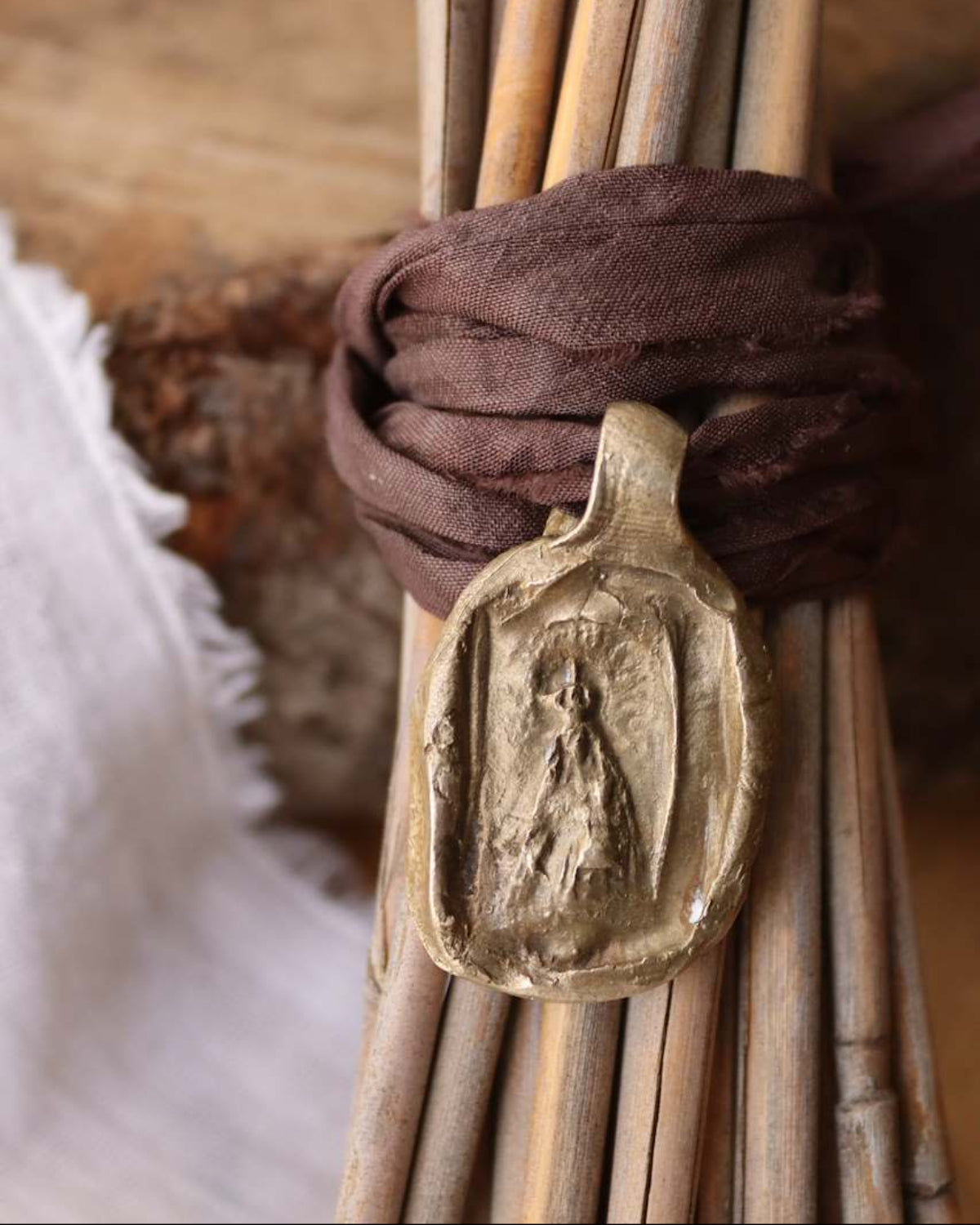 Medalla rústica de la Virgen Blanca para ramo de novia en latón. Hecha artesanalmente en España por Sandra Bellew.