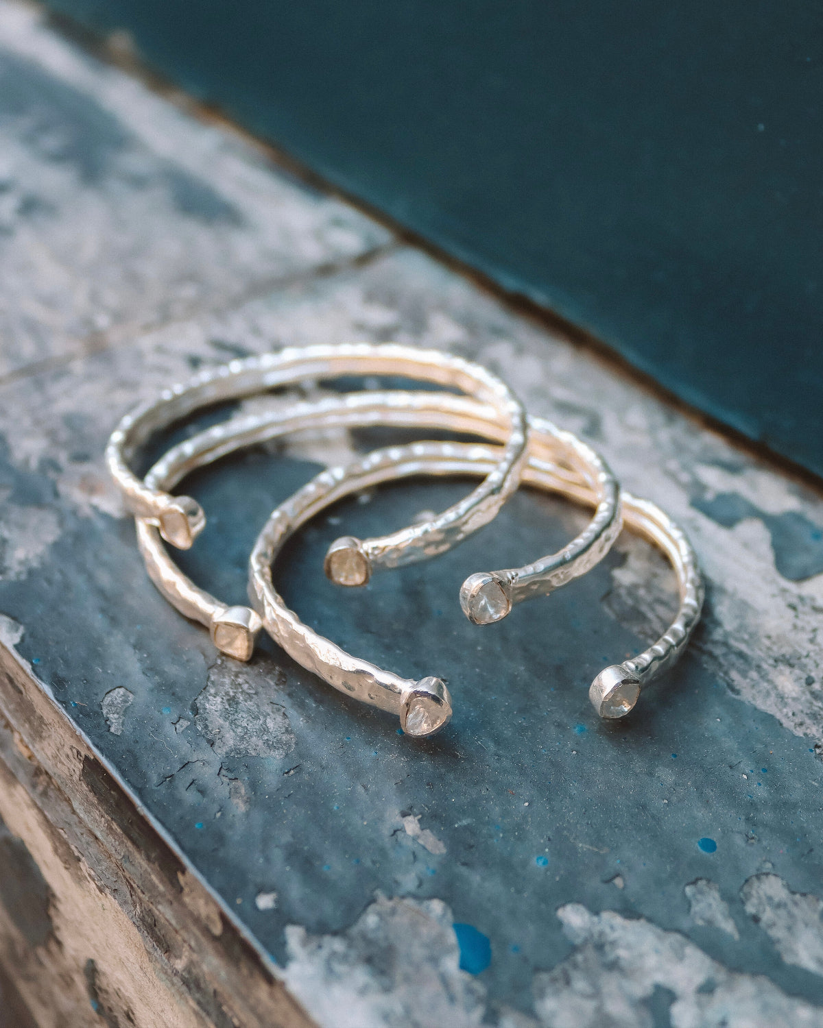 Brazalete luna plata con diamantes en bruto.