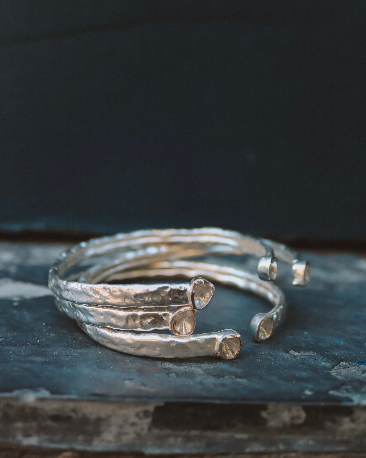 Brazalete luna plata con diamantes en bruto.