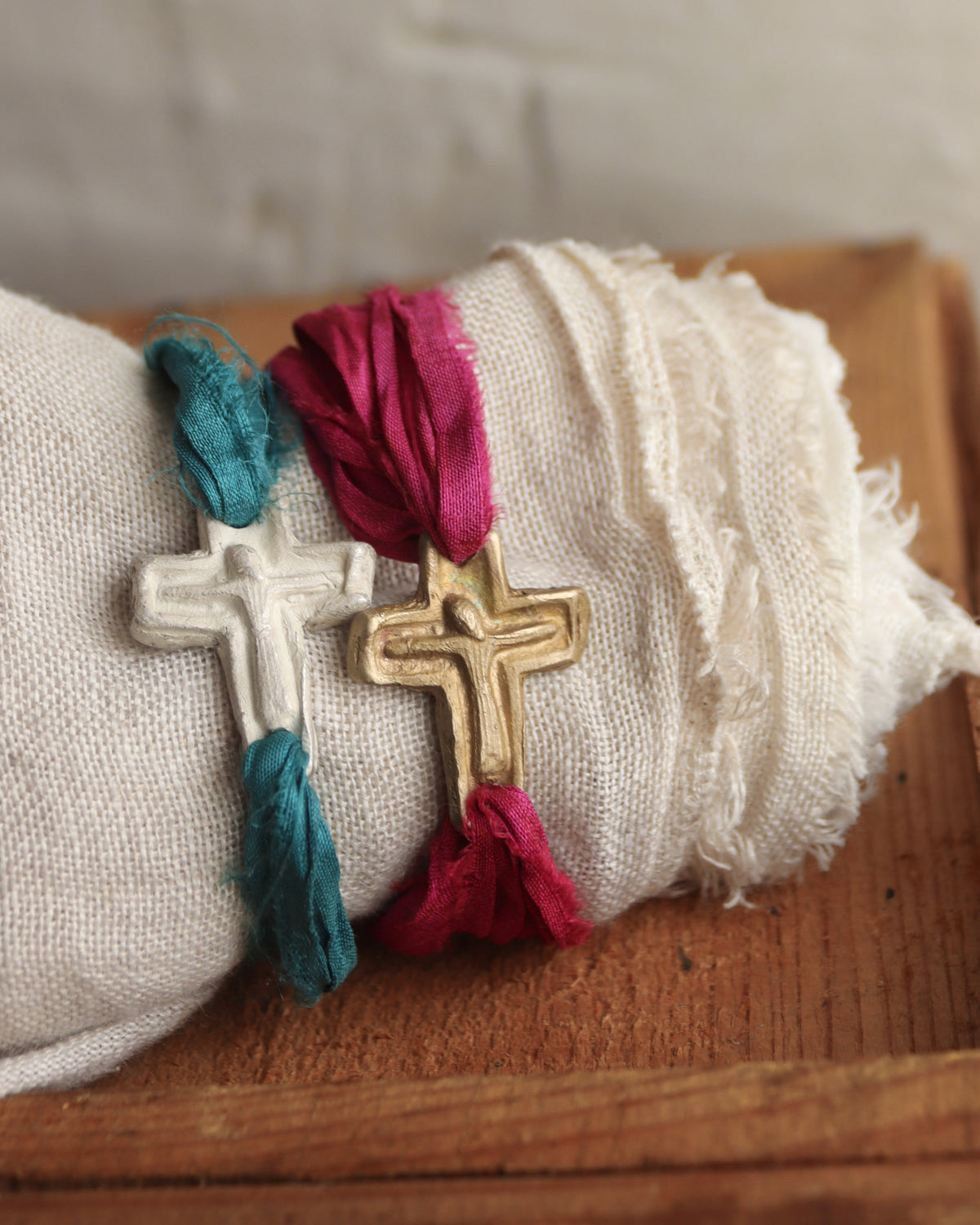 Pulsera rústica de cruz en latón y en plata. Hecha artesanalmente en España por Sandra Bellew.