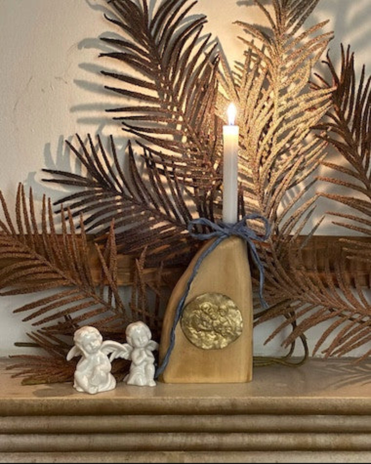 Candelabro de madera de tilo con medallón de la Sagrada Familia en latón. Hecho artesanalmente en España por Sandra Bellew.