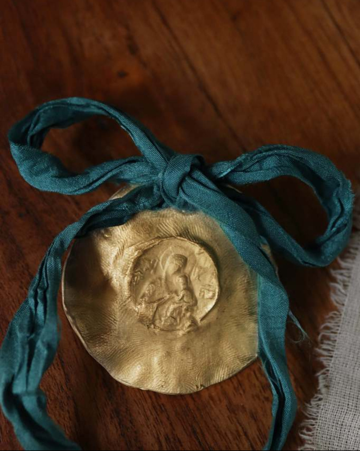 Medalla rústica de Nuestra Señora del Perpetuo Socorro en latón. Hecha artesanalmente por Sandra Bellew.