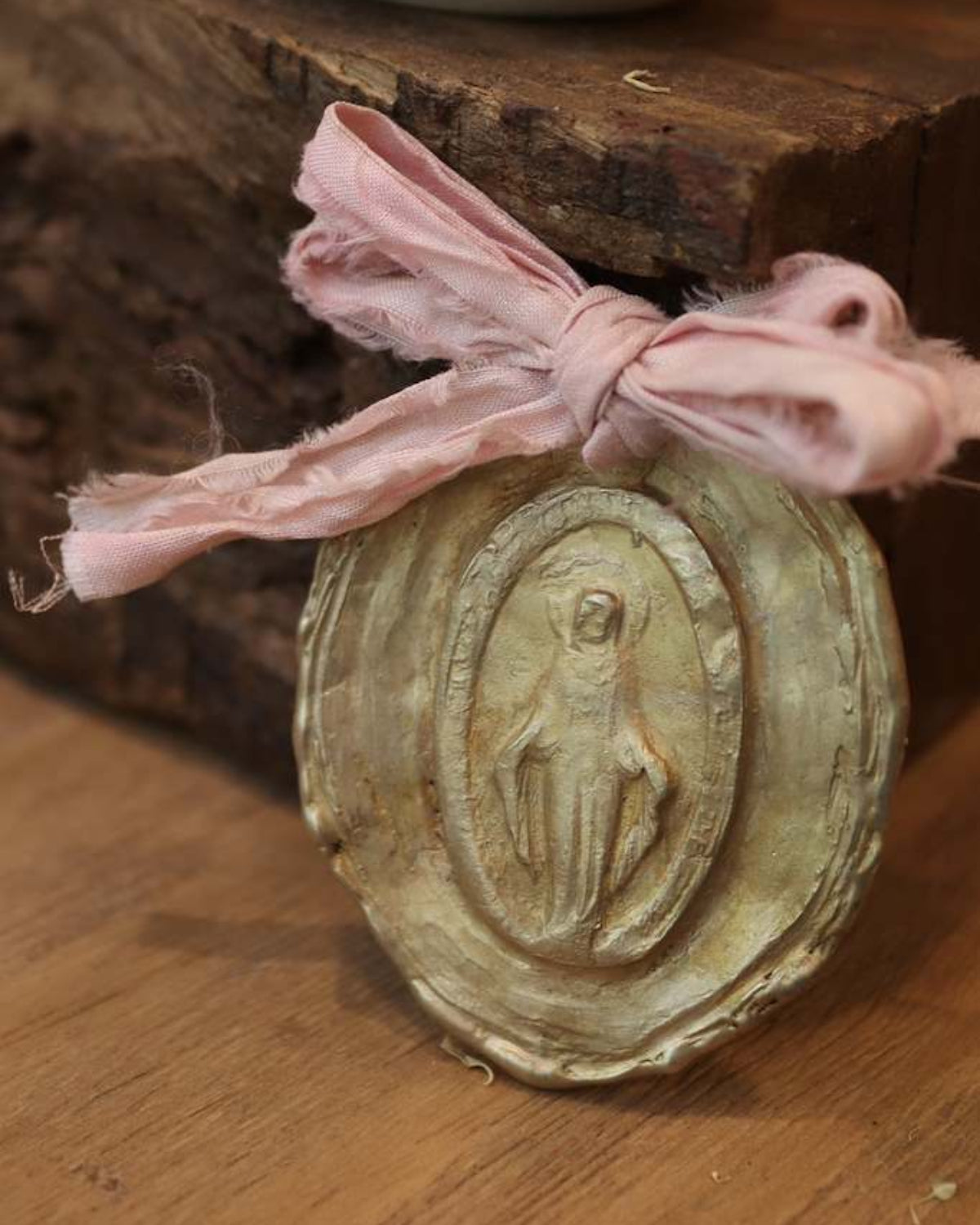 Medalla rústica de la Virgen Milagrosa en latón para carrito. Hecha artesanalmente en España por Sandra Bellew.