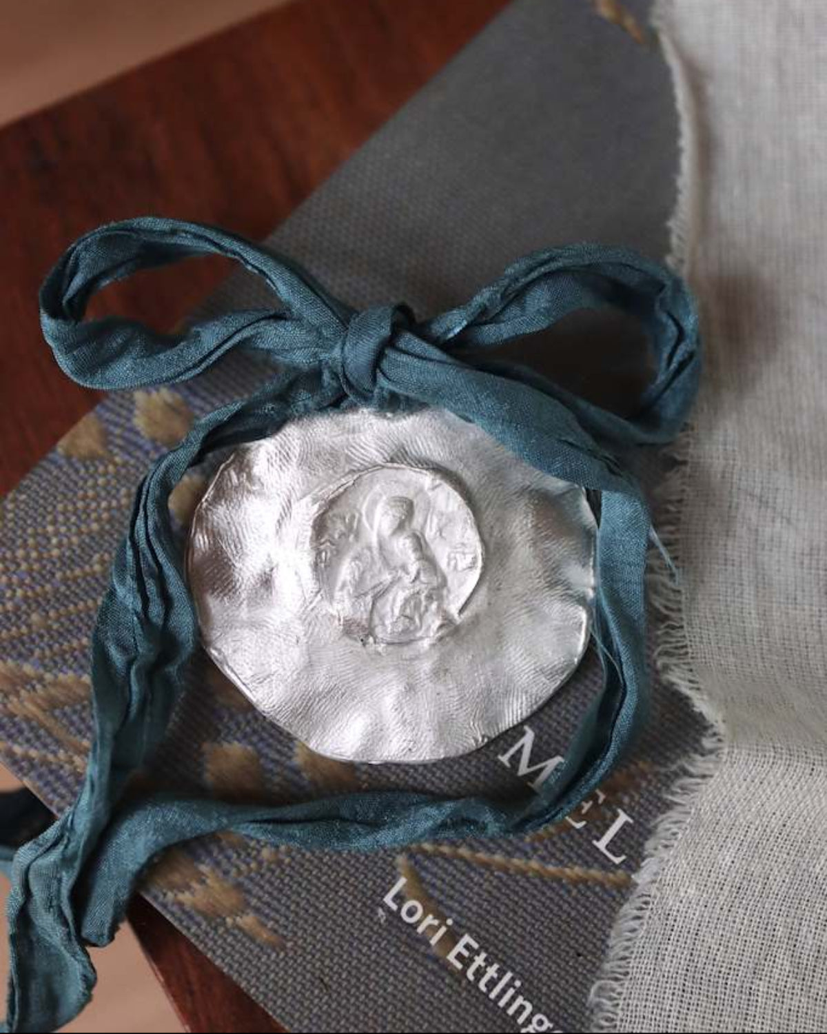 Medalla rústica de Nuestra Señora del Perpetuo Socorro en plata. Hecha artesanalmente por Sandra Bellew.