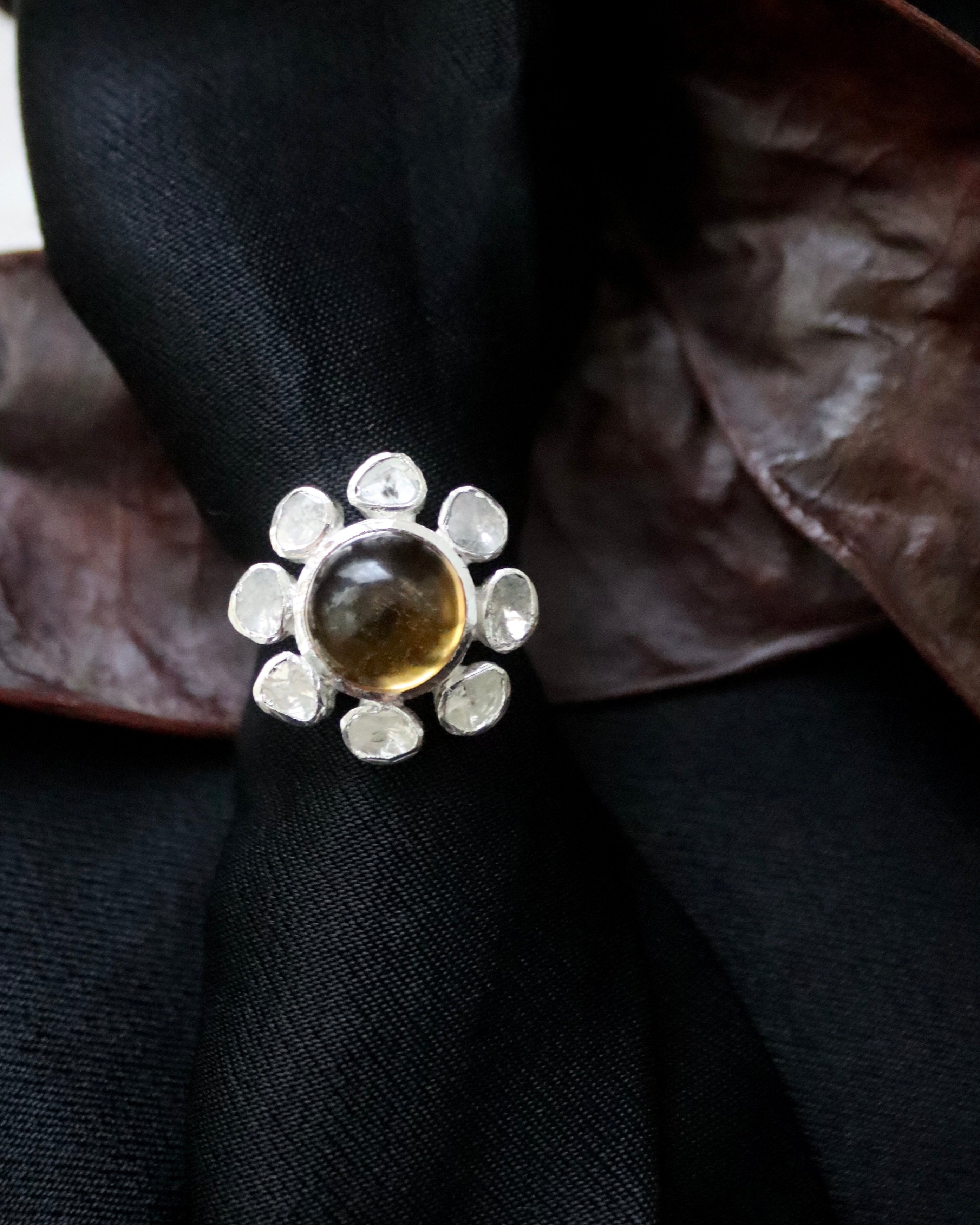 Anillo de diamantes con cuarzo citrino en plata. Diseñado por Sandra Bellew.