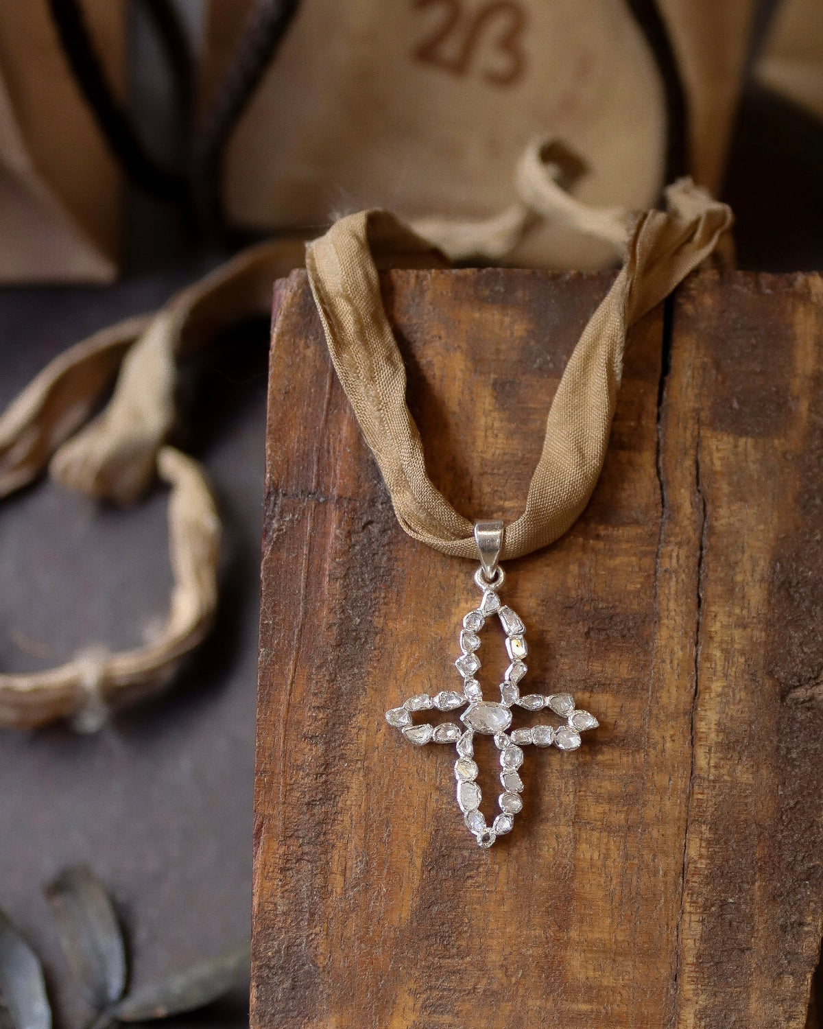 Colgante de Diamantes con forma de Cruz. Diseñado por Sandra Bellew.