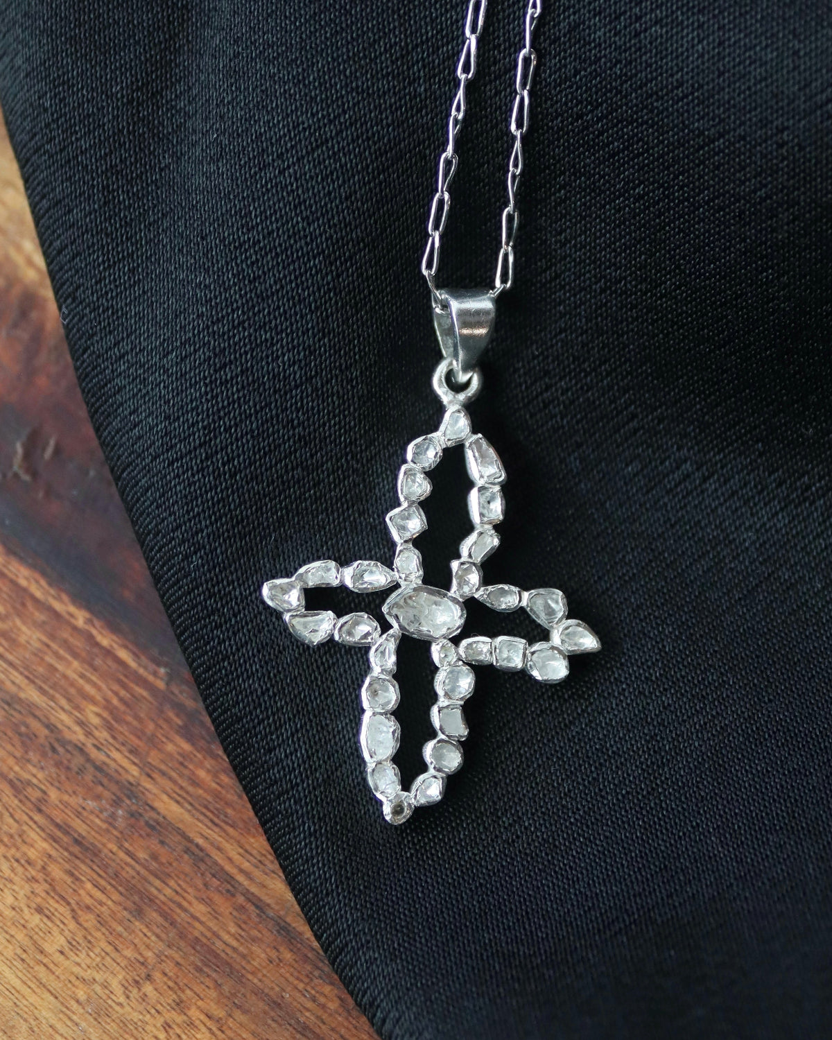 Colgante de Diamantes con forma de Cruz. Diseñado por Sandra Bellew.