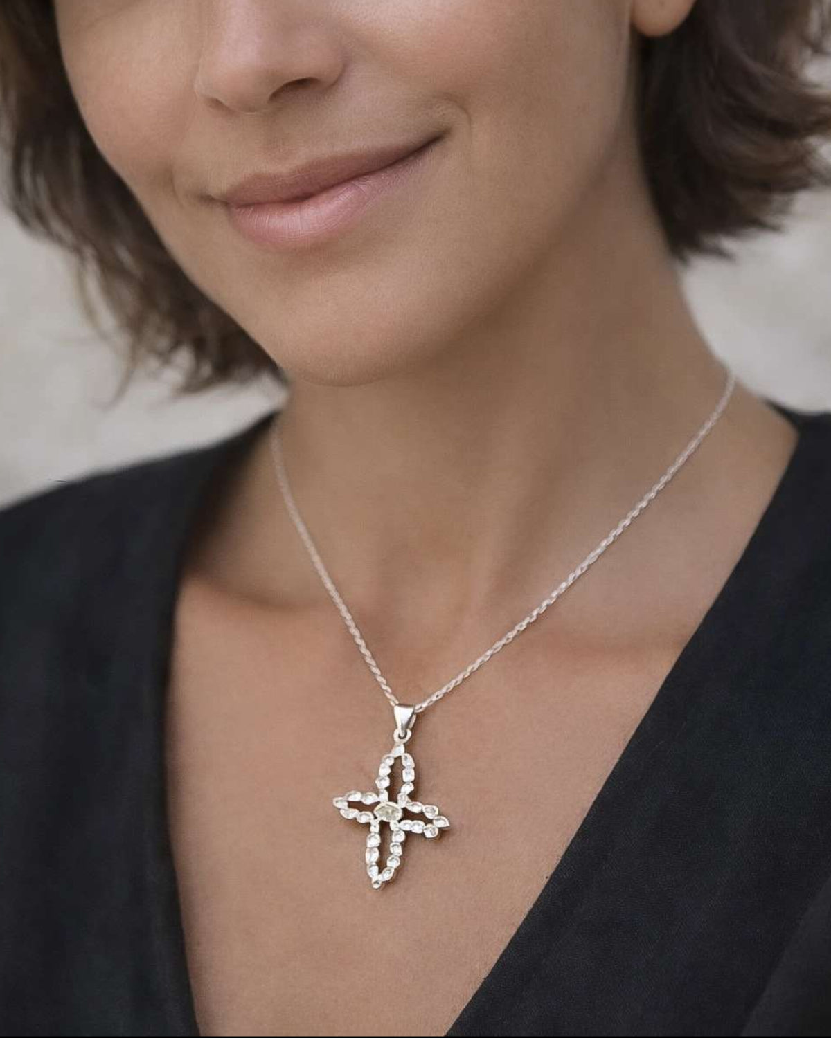 Colgante de Diamantes con forma de Cruz. Diseñado por Sandra Bellew.