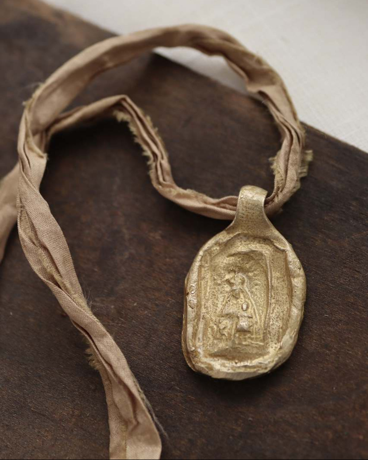 Medalla rústica de la Virgen Blanca en latón. Hecha artesanalmente en España por Sandra Bellew.