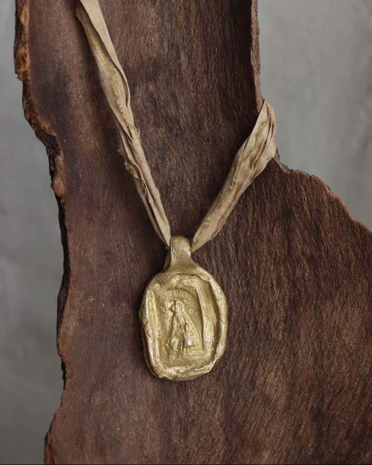 Medalla rústica de la Virgen Blanca en latón. Hecha artesanalmente en España por Sandra Bellew.