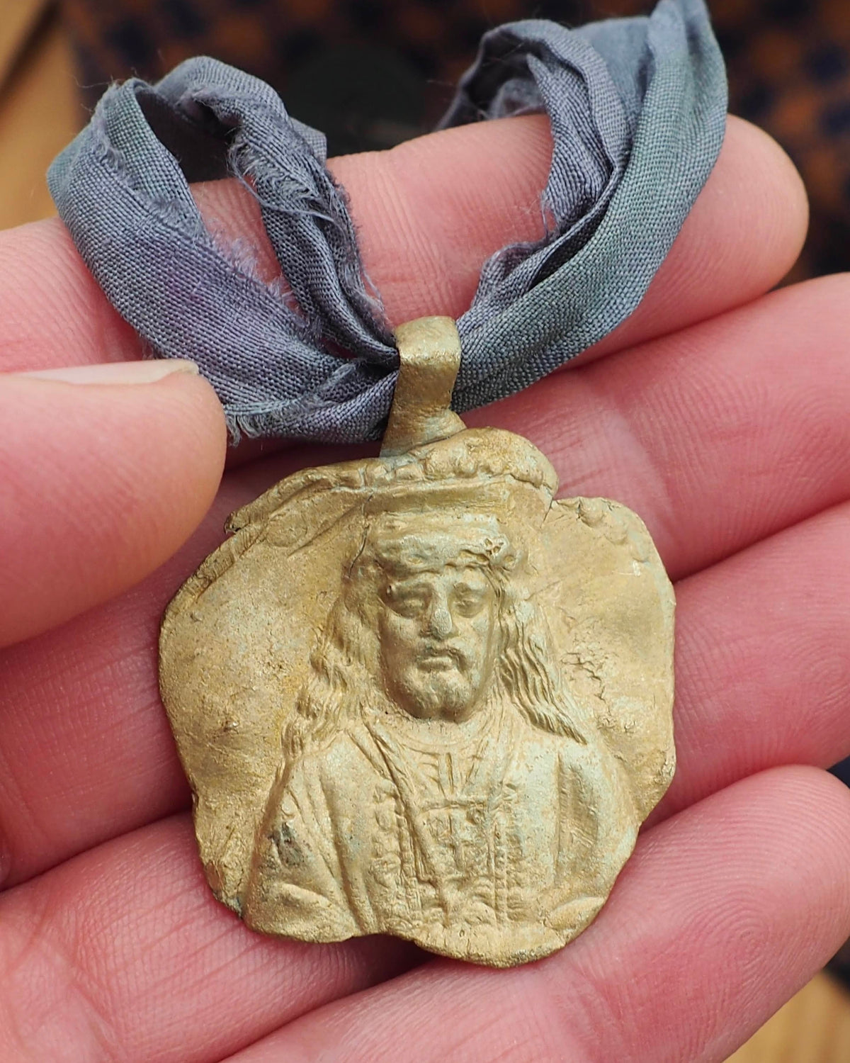 Medalla colgante latón TM