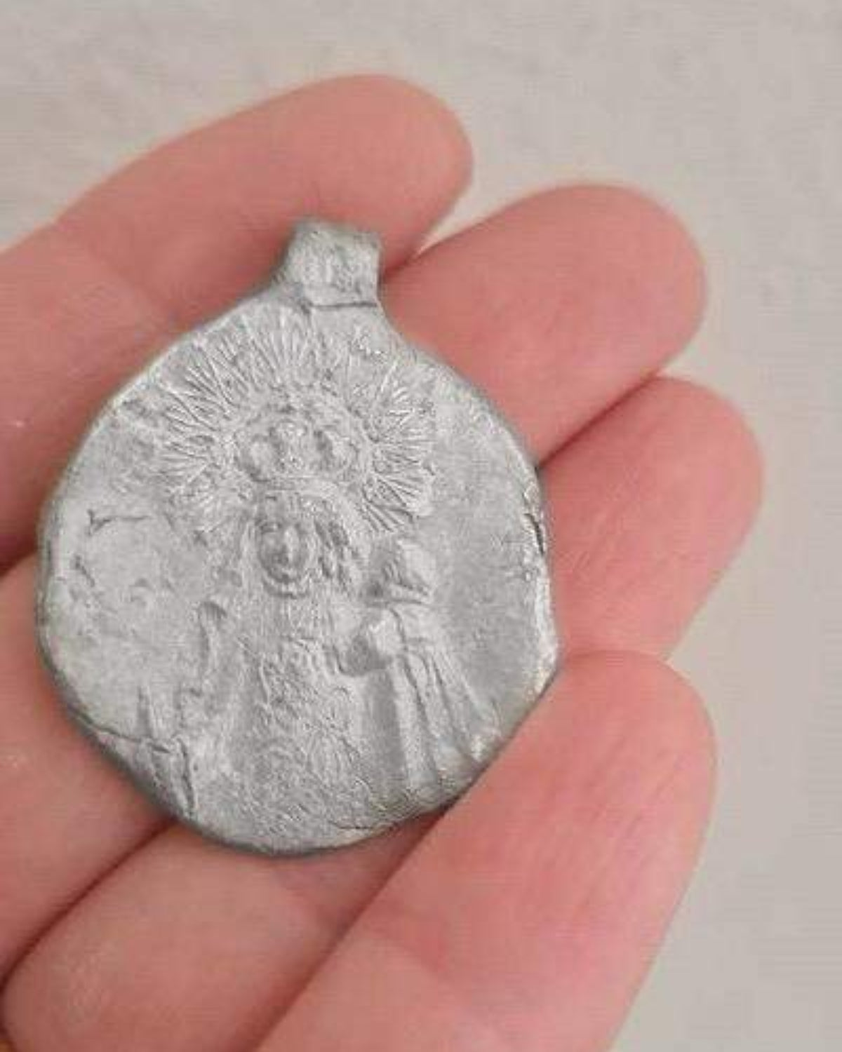 Medalla rústica de la Virgen de Gracia en plata. Hecha artesanalmente en España por Sandra Bellew.