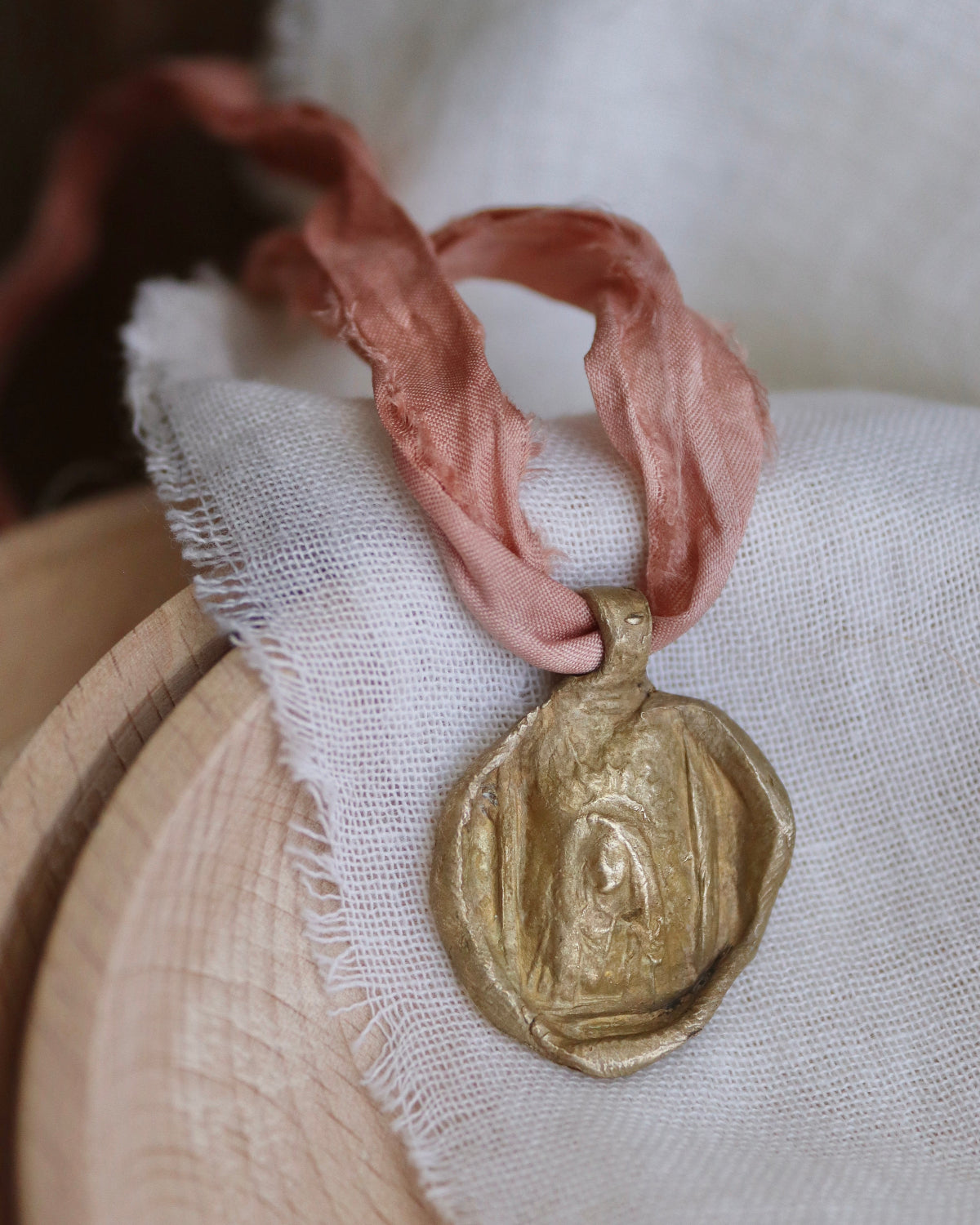Medalla de la Virgen Dolorosa en latón. Hecha artesanalmente por Sandra Bellew.