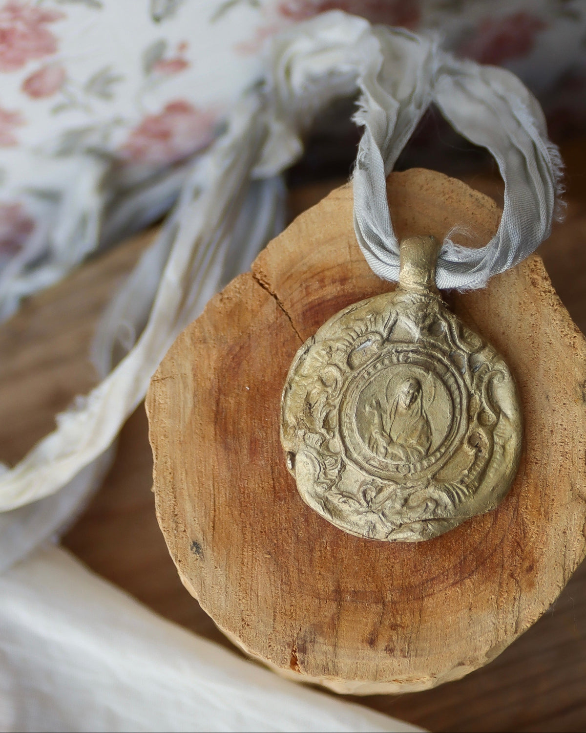 Medalla rústica de Santa Elena en latón. Hecha artesanalmente en España por Sandra Bellew.