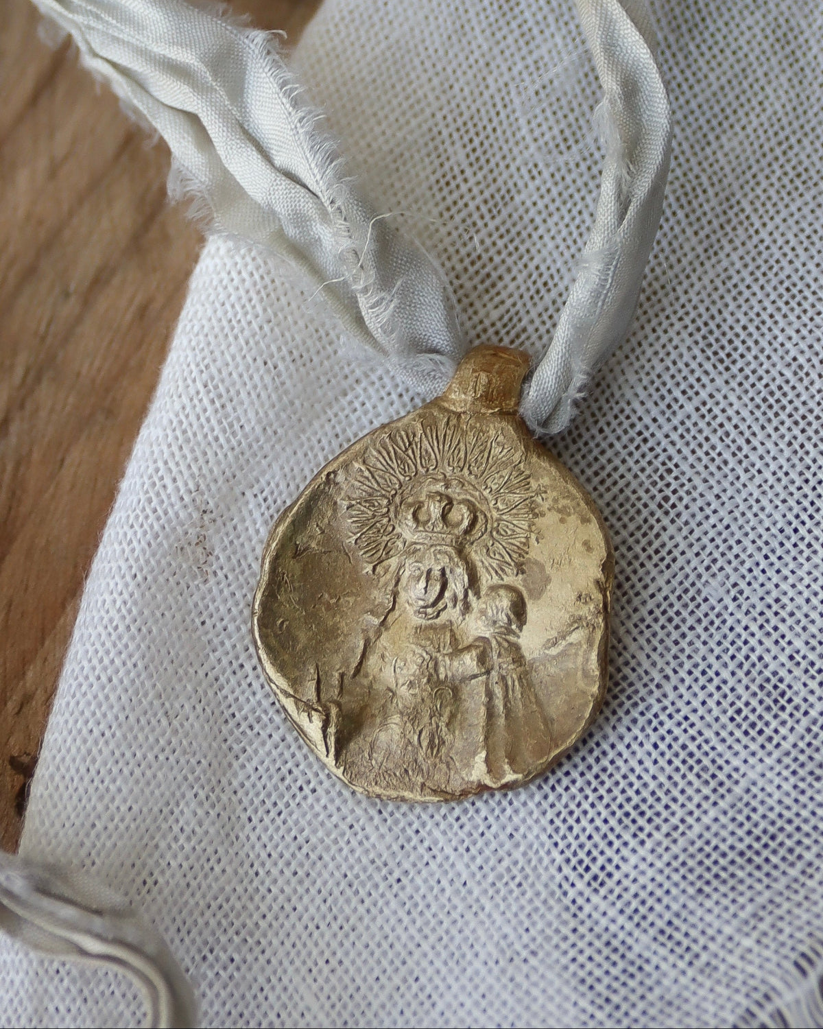 Medalla rústica de la Virgen de Gracia en latón. Hecha artesanalmente en España por Sandra Bellew.
