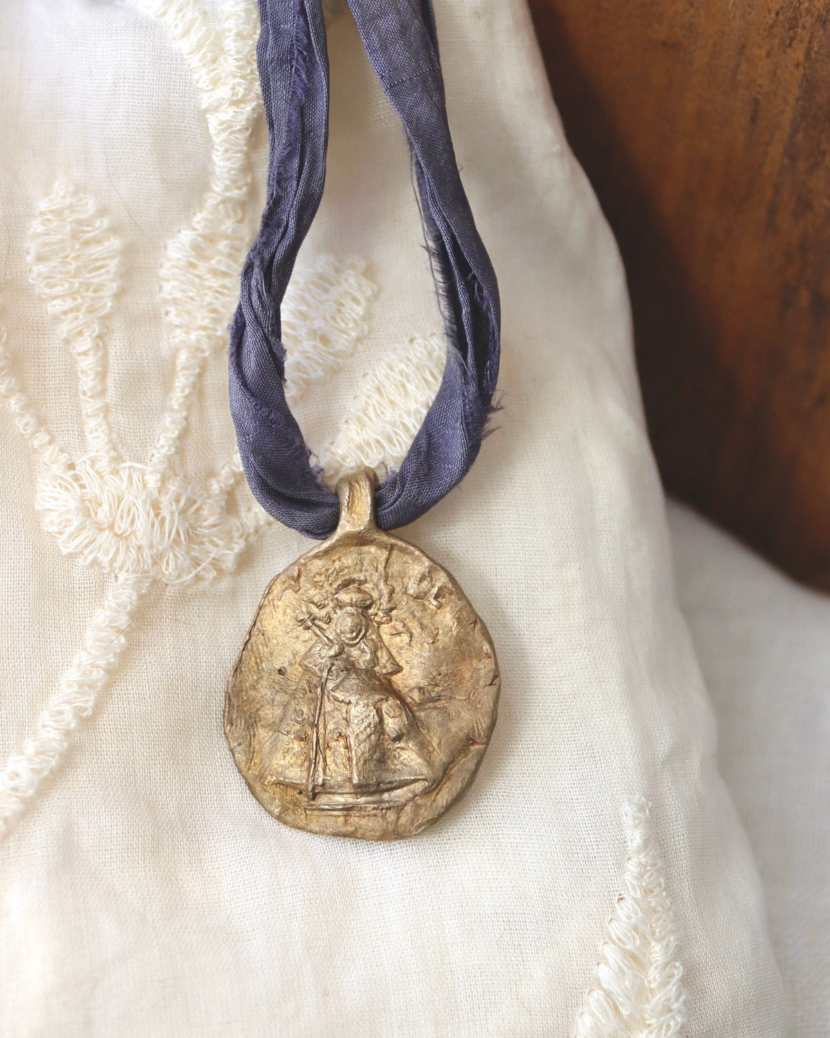 Medalla rústica de la Virgen de Guadalupe en latón. Hecha artesanalmente en España por Sandra Bellew.