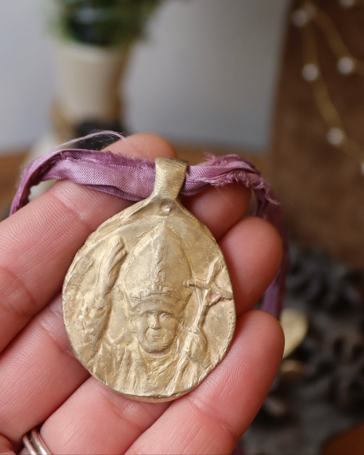 Medalla rústica de San Juan Pablo II en latón. Hecha artesanalmente en España por Sandra Bellew.