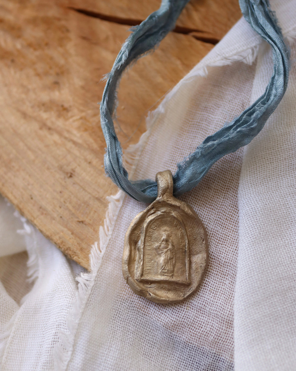 Medalla rústica de Santa Marta en latón. Hecha artesanalmente en España por Sandra Bellew.