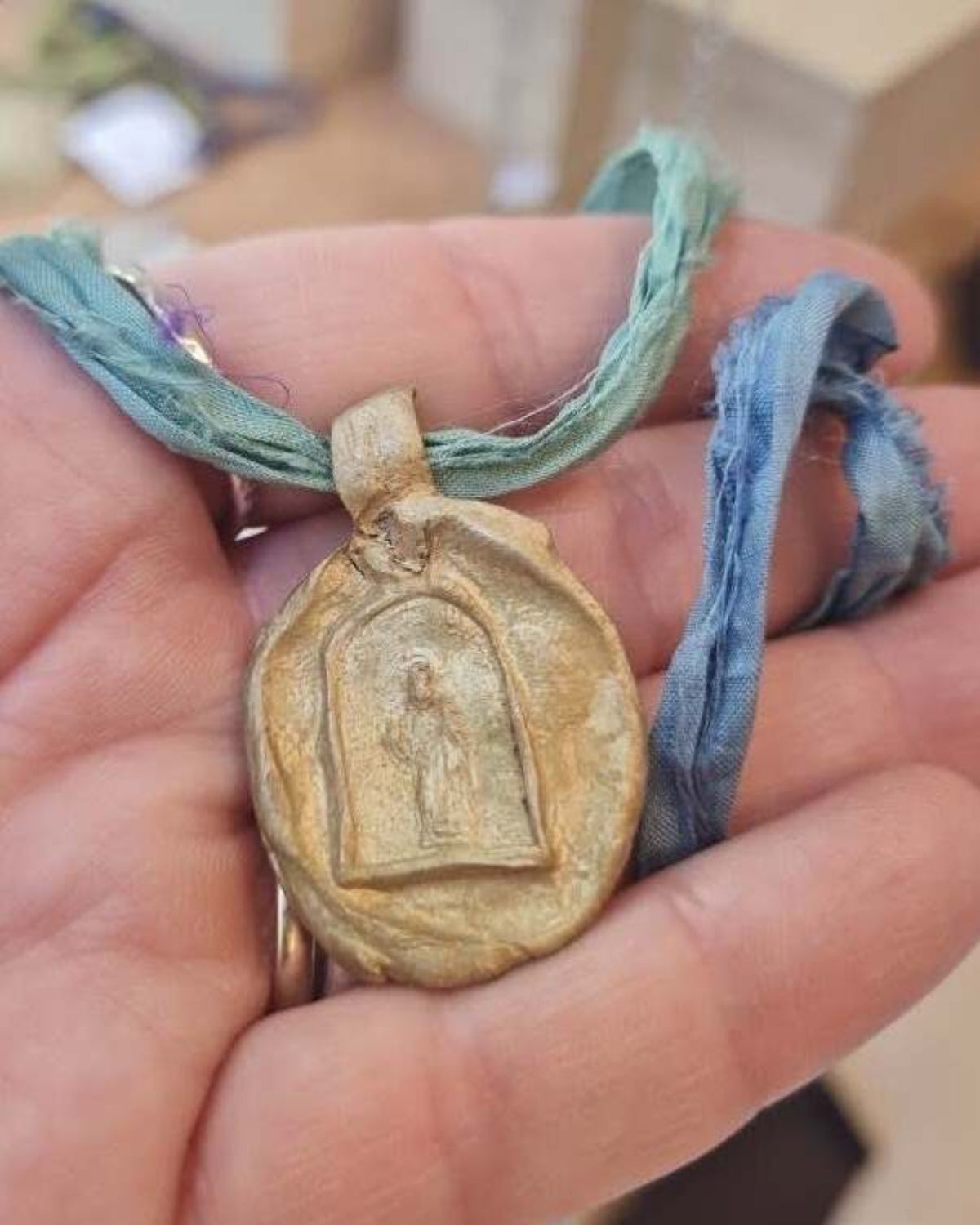 Medalla rústica de Santa Marta en latón. Hecha artesanalmente en España por Sandra Bellew.