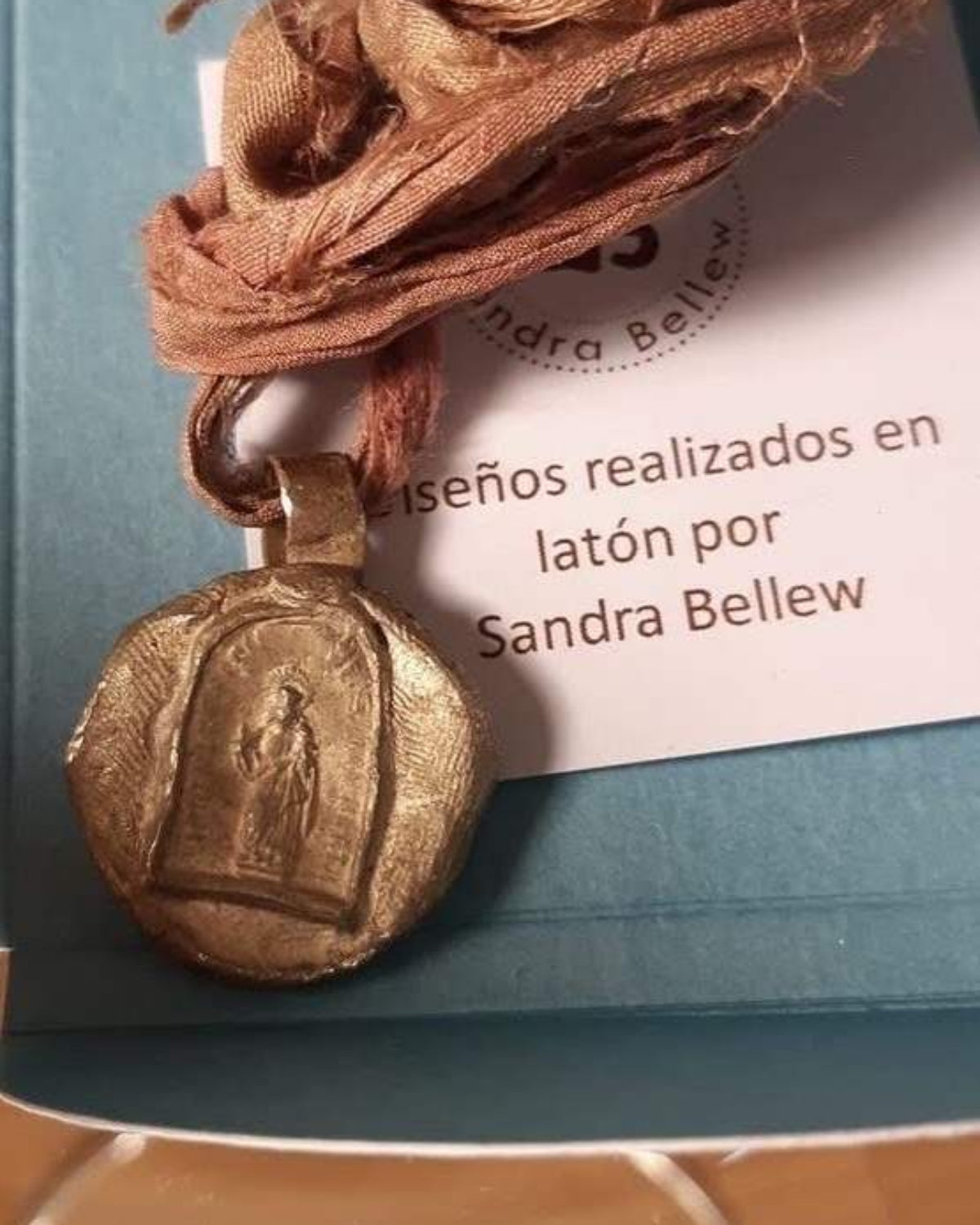 Medalla rústica de Santa Marta en latón. Hecha artesanalmente en España por Sandra Bellew.