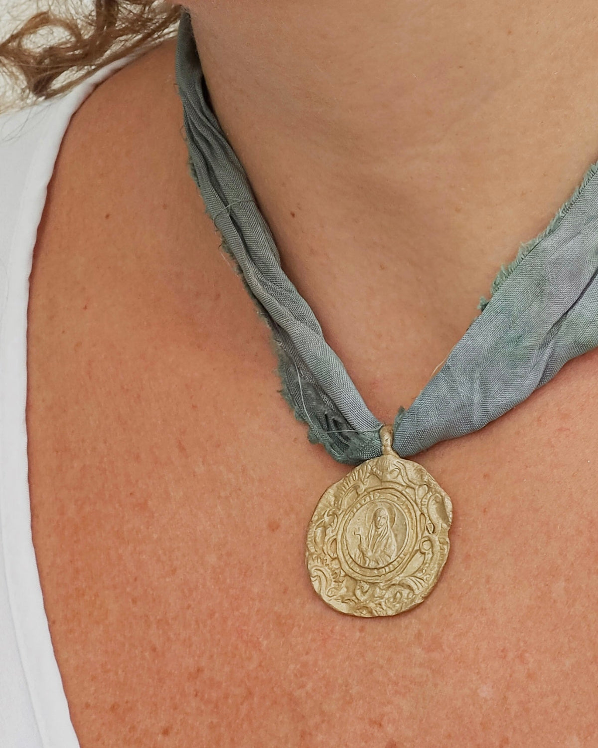 Medalla rústica de Santa Elena en latón. Hecha artesanalmente en España por Sandra Bellew.