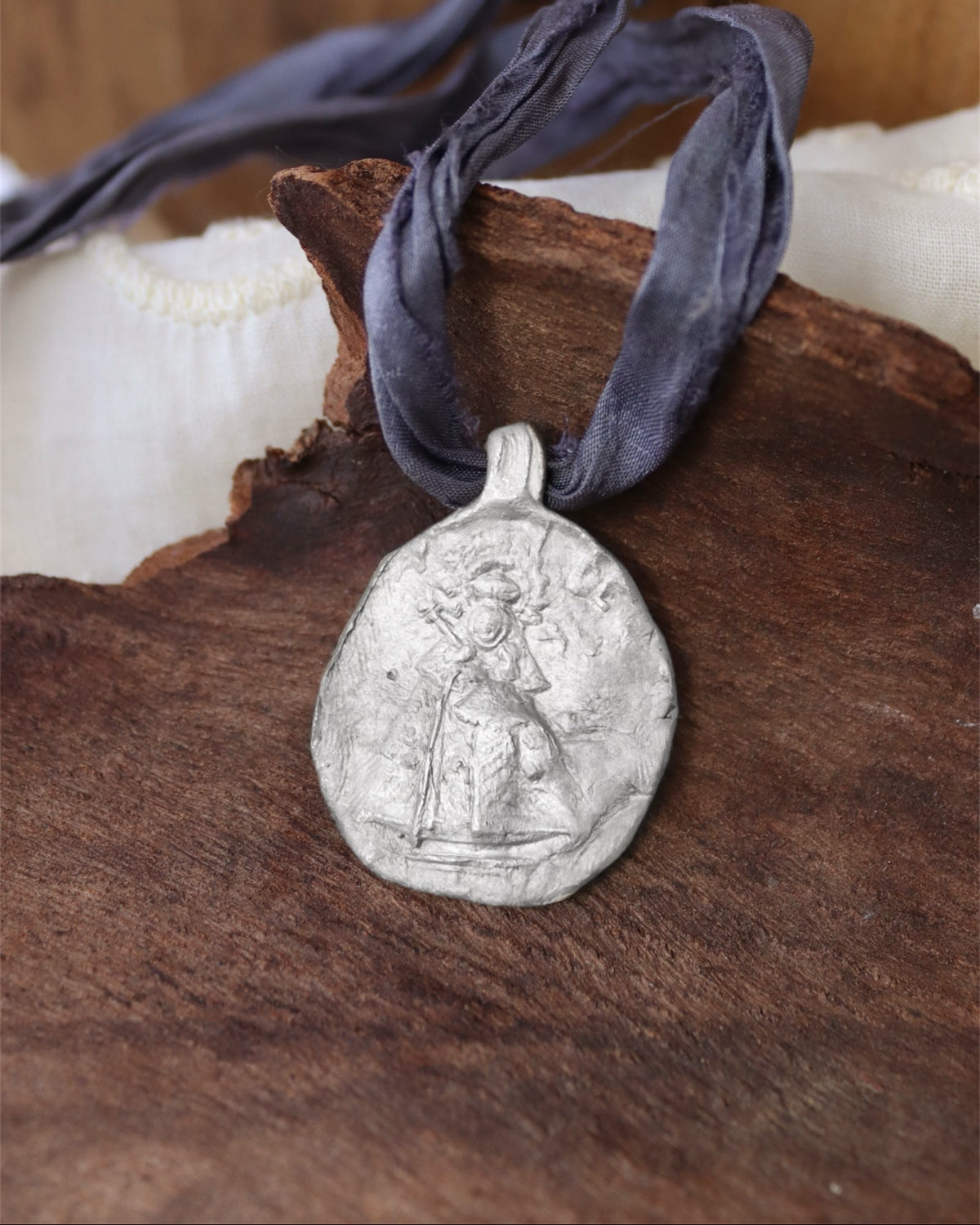Medalla rústica de la Virgen de Guadalupe en plata. Hecha artesanalmente en España por Sandra Bellew.