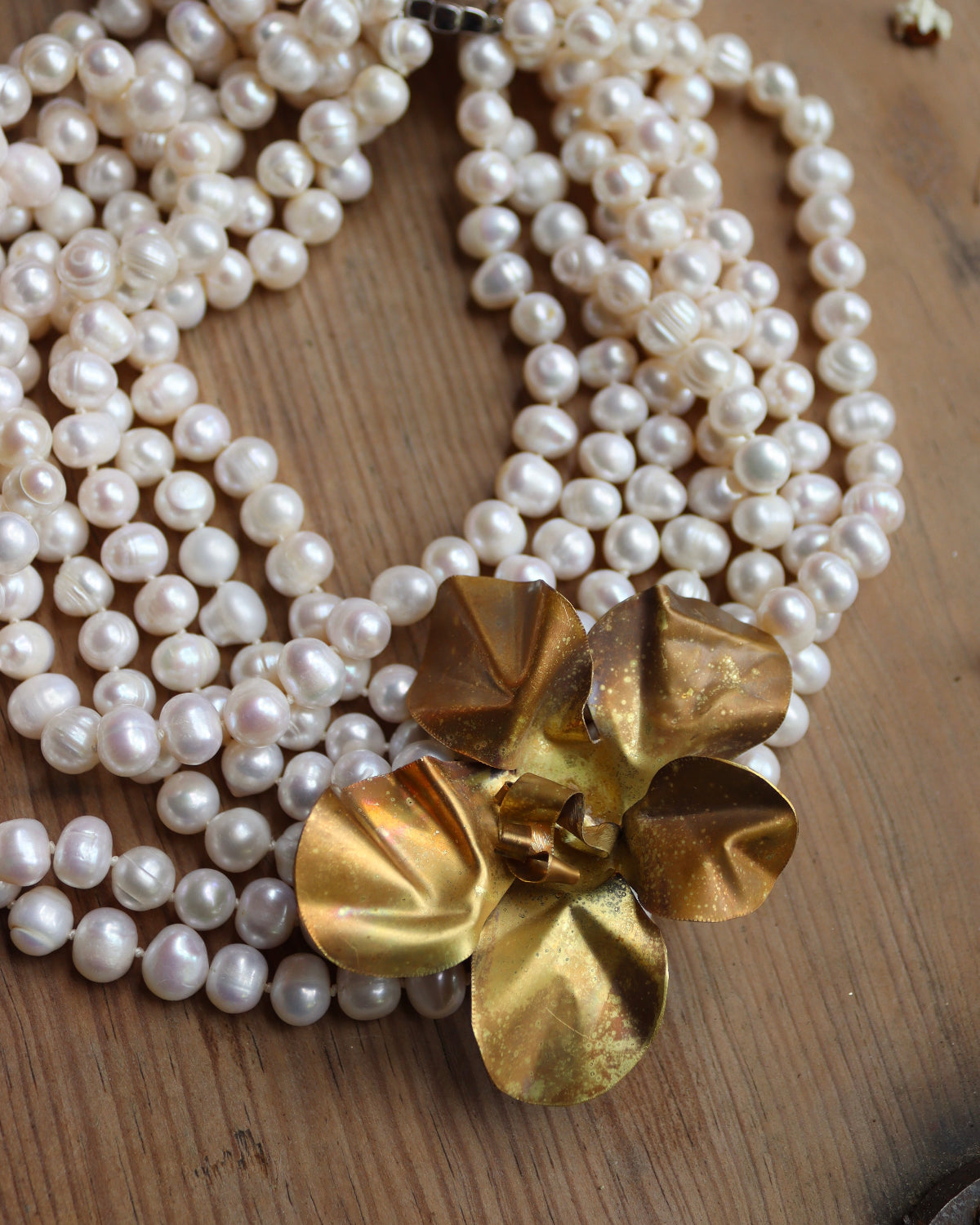 Collar de Perlas Blancas con Flor