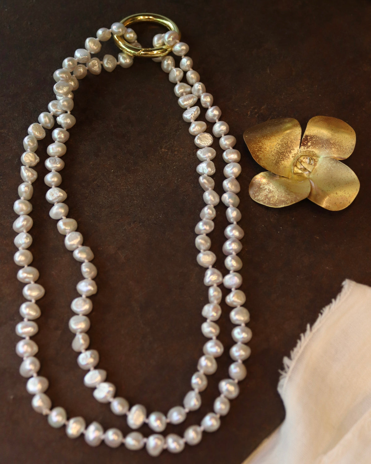 Collar de Perlas Blancas con Flor