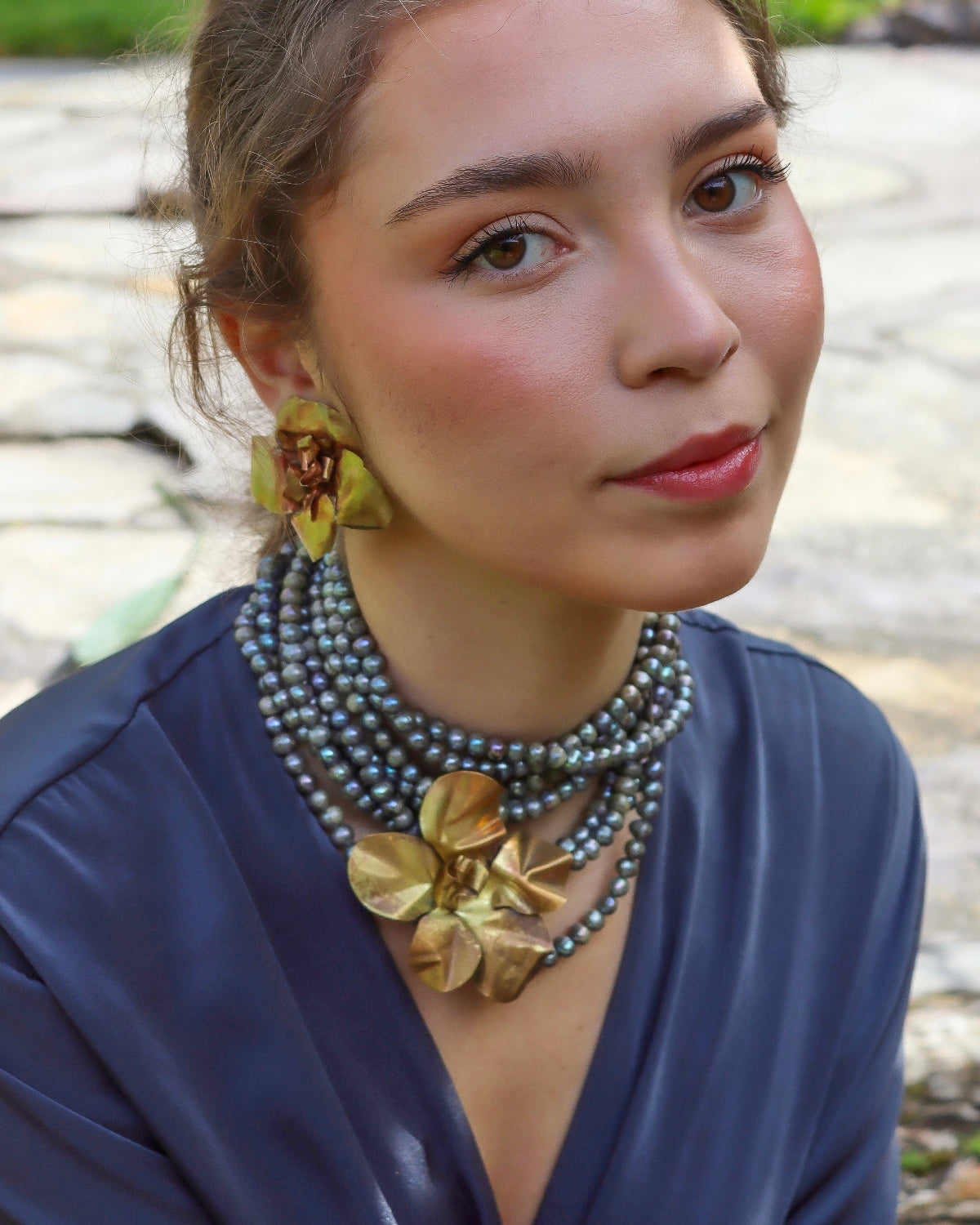Collar de Perlas Grises con Flor