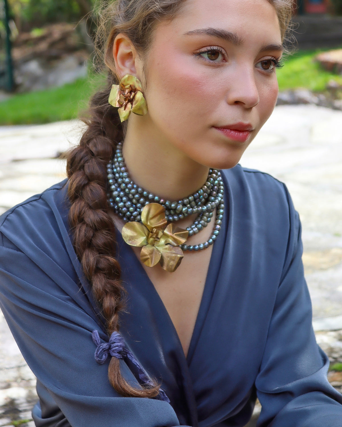 Collar de Perlas Grises con Flor