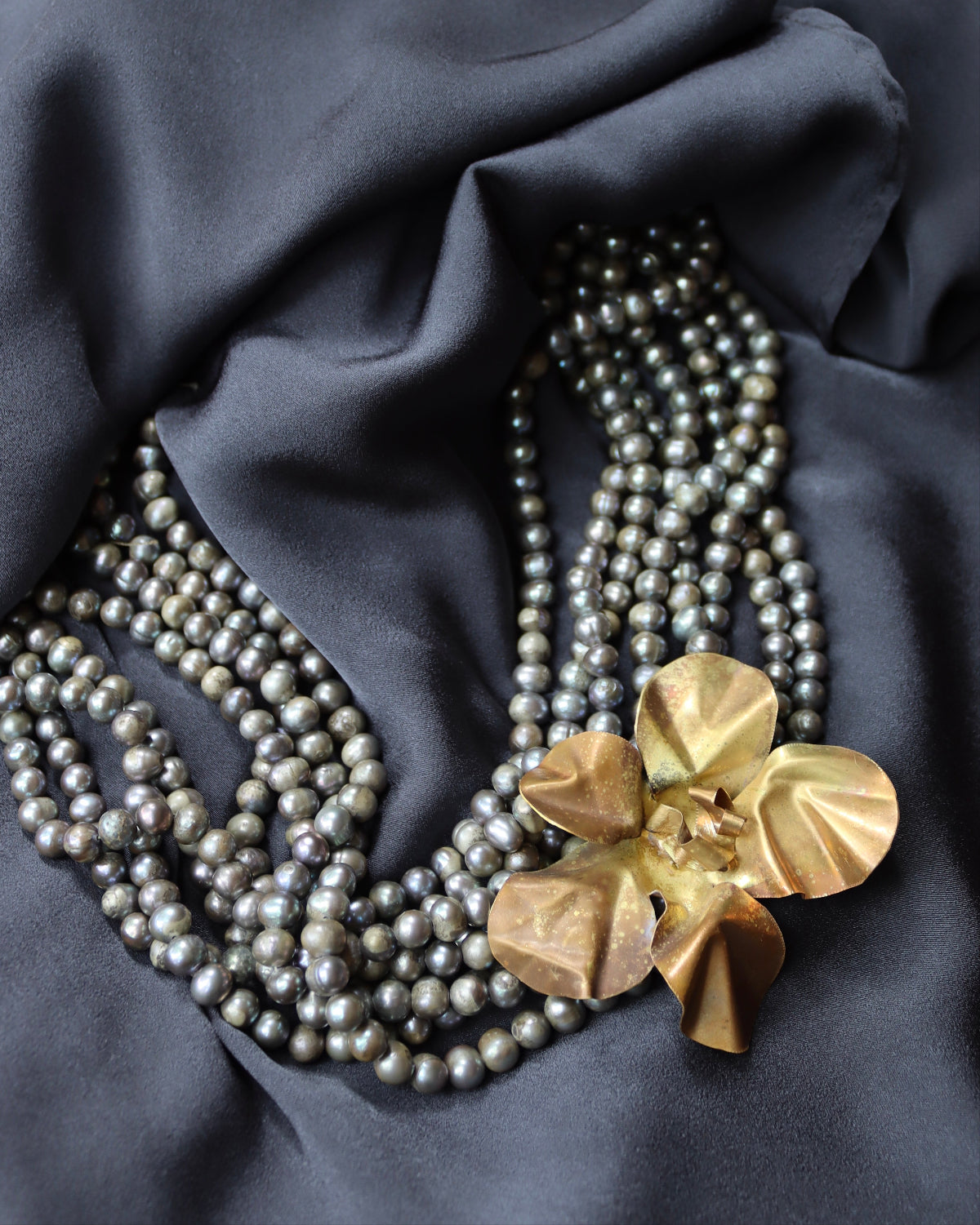 Collar de Perlas Grises con Flor