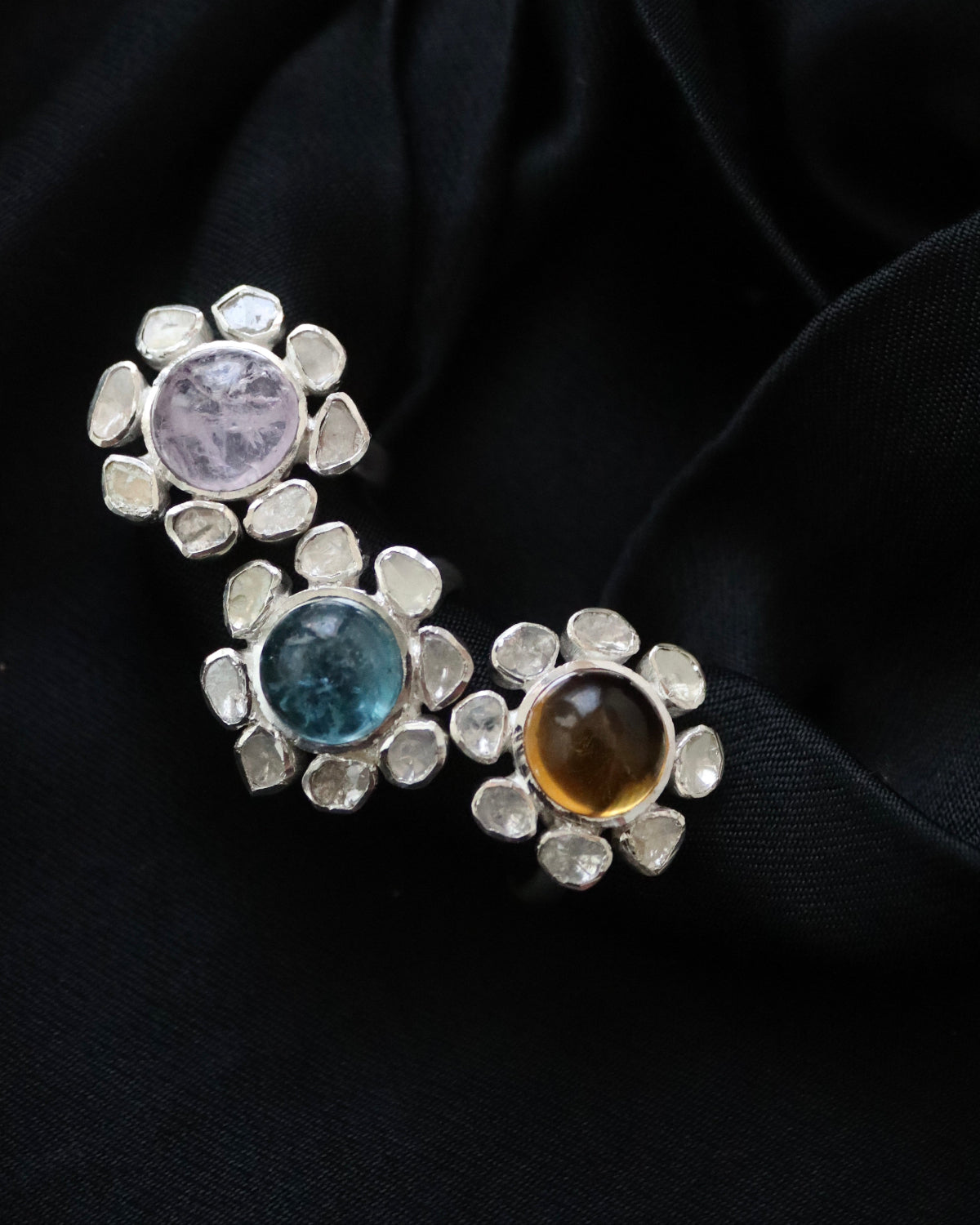 Anillo de diamantes con aguamarina, cuarzo rosa y cuarzo citrino en plata. Diseñado por Sandra Bellew.