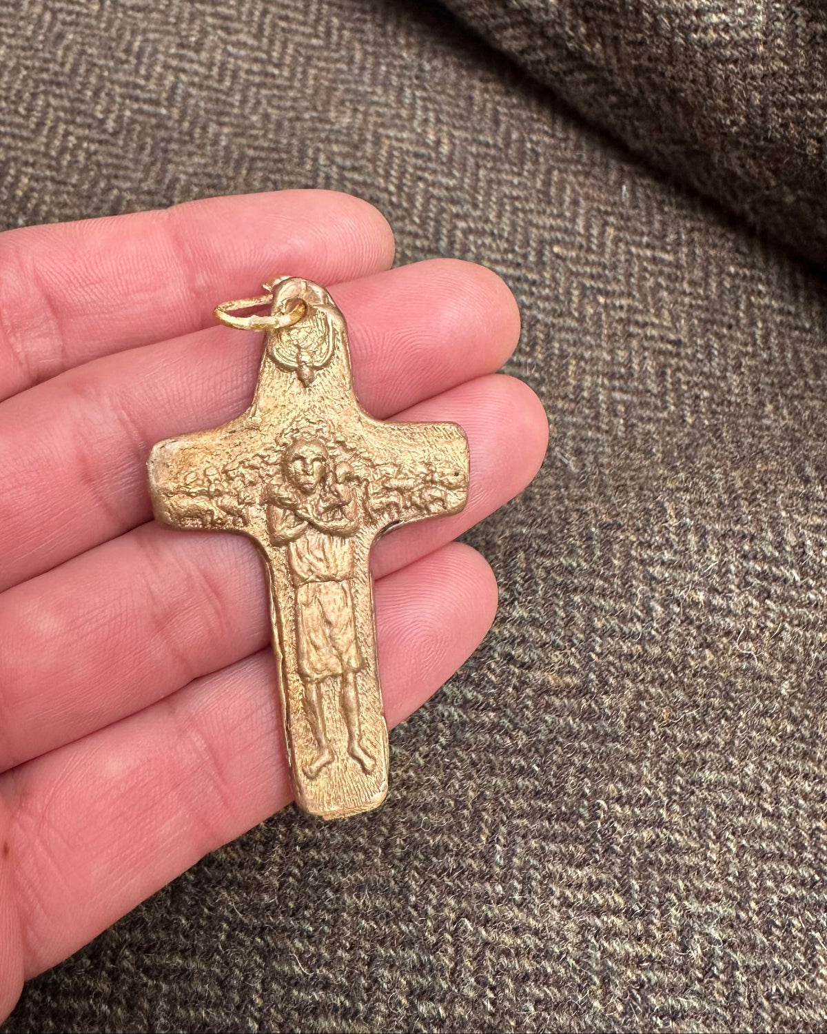 Cruz del Papa Francisco Colgante - Latón dorado