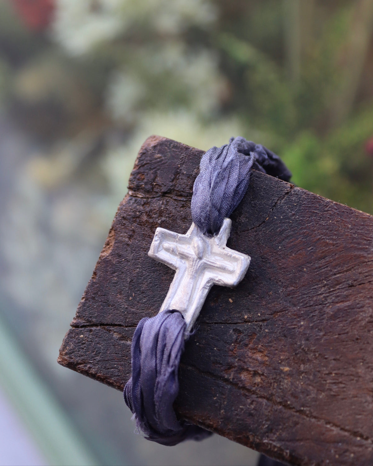 Pulsera rústica de cruz en latón y en plata. Hecha artesanalmente en España por Sandra Bellew.