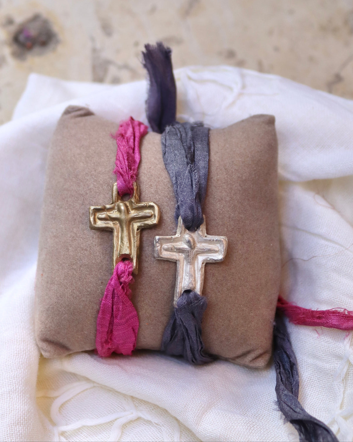 Pulsera rústica de cruz en latón y en plata. Hecha artesanalmente en España por Sandra Bellew.