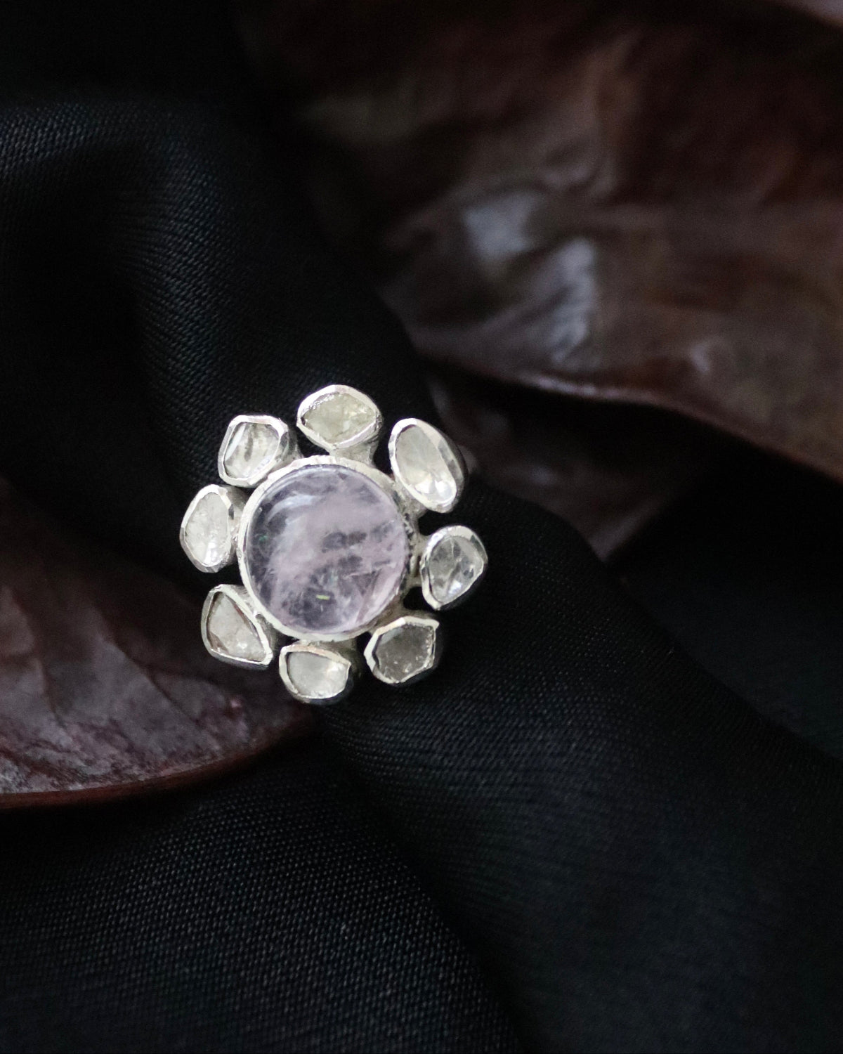 Anillo de diamantes con cuarzo rosa en plata. Diseñado por Sandra Bellew.
