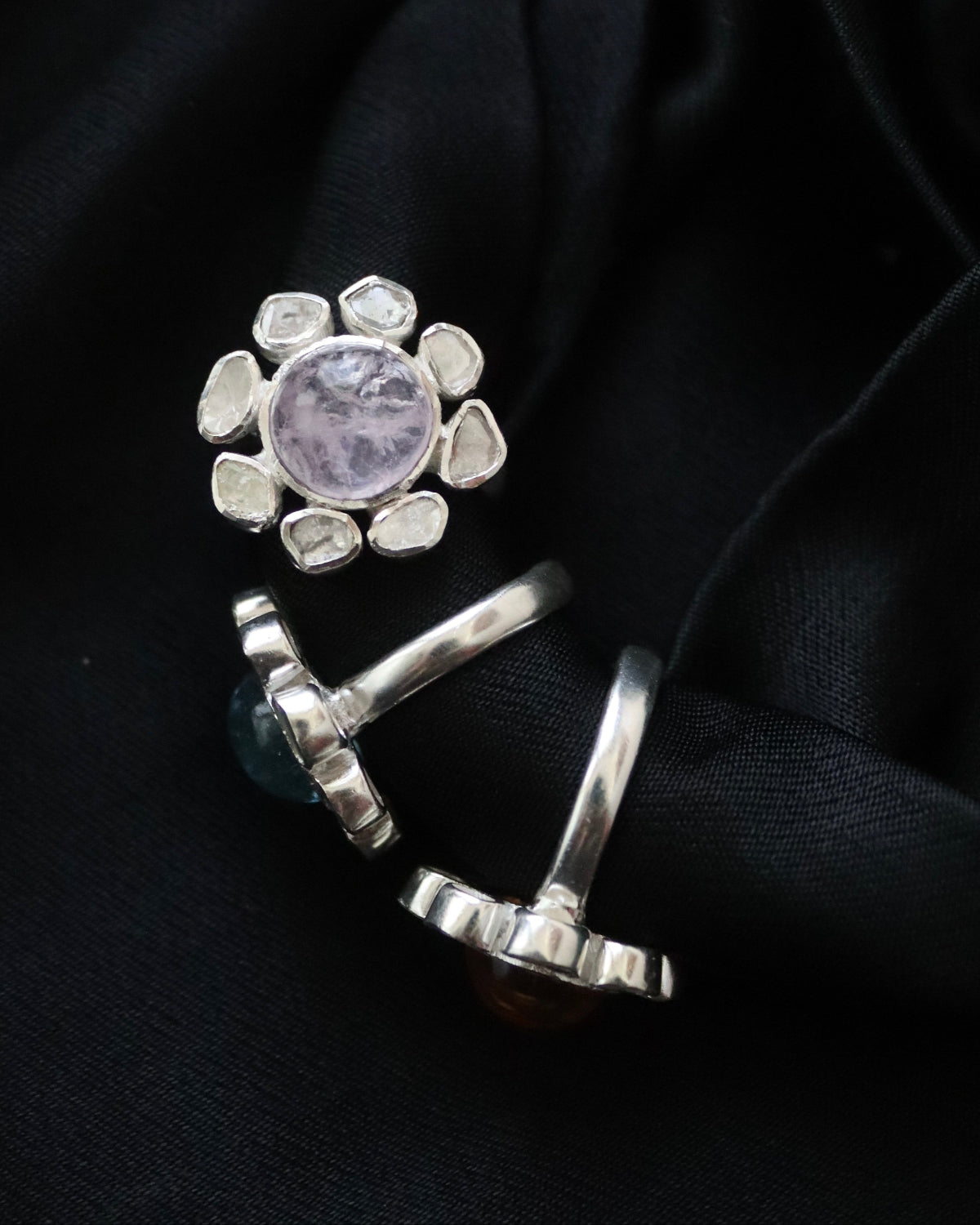Anillo de diamantes con cuarzo rosa en plata. Diseñado por Sandra Bellew.