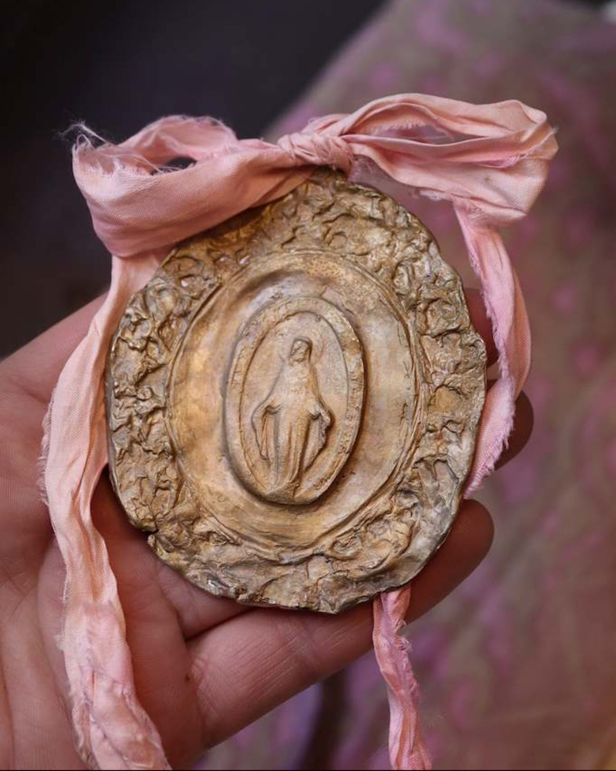 Medalla rústica de la Virgen Milagrosa en latón para cuna. Hecha artesanalmente en España por Sandra Bellew.