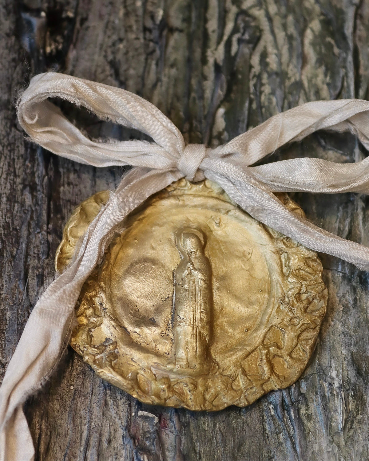Virgen de Lourdes Cuna - Latón dorado